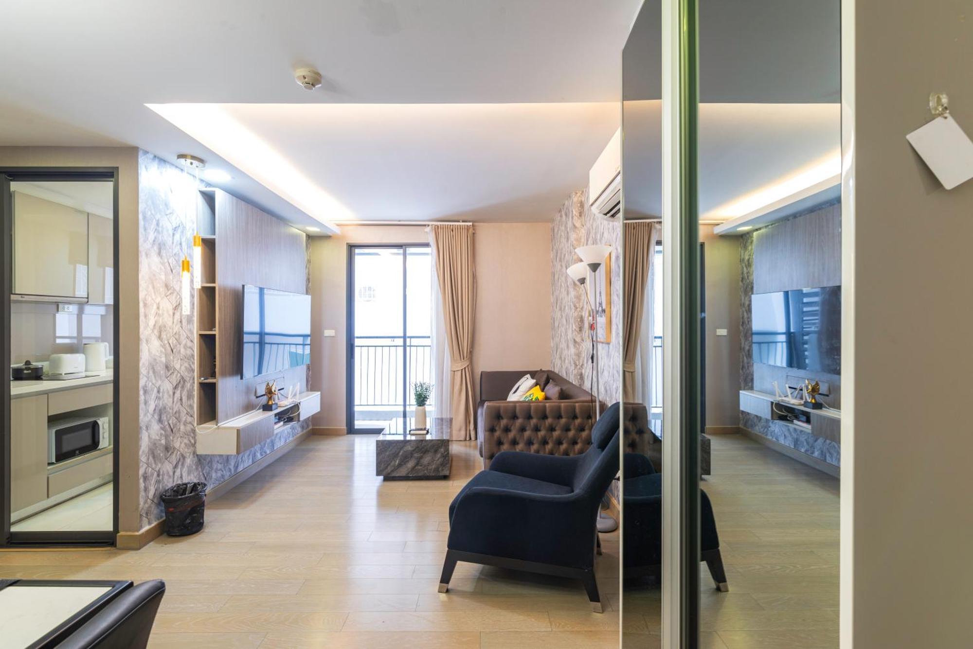 Dazzle Sukhumvit 7 By Lefoyer Apartment Bangkok Bagian luar foto