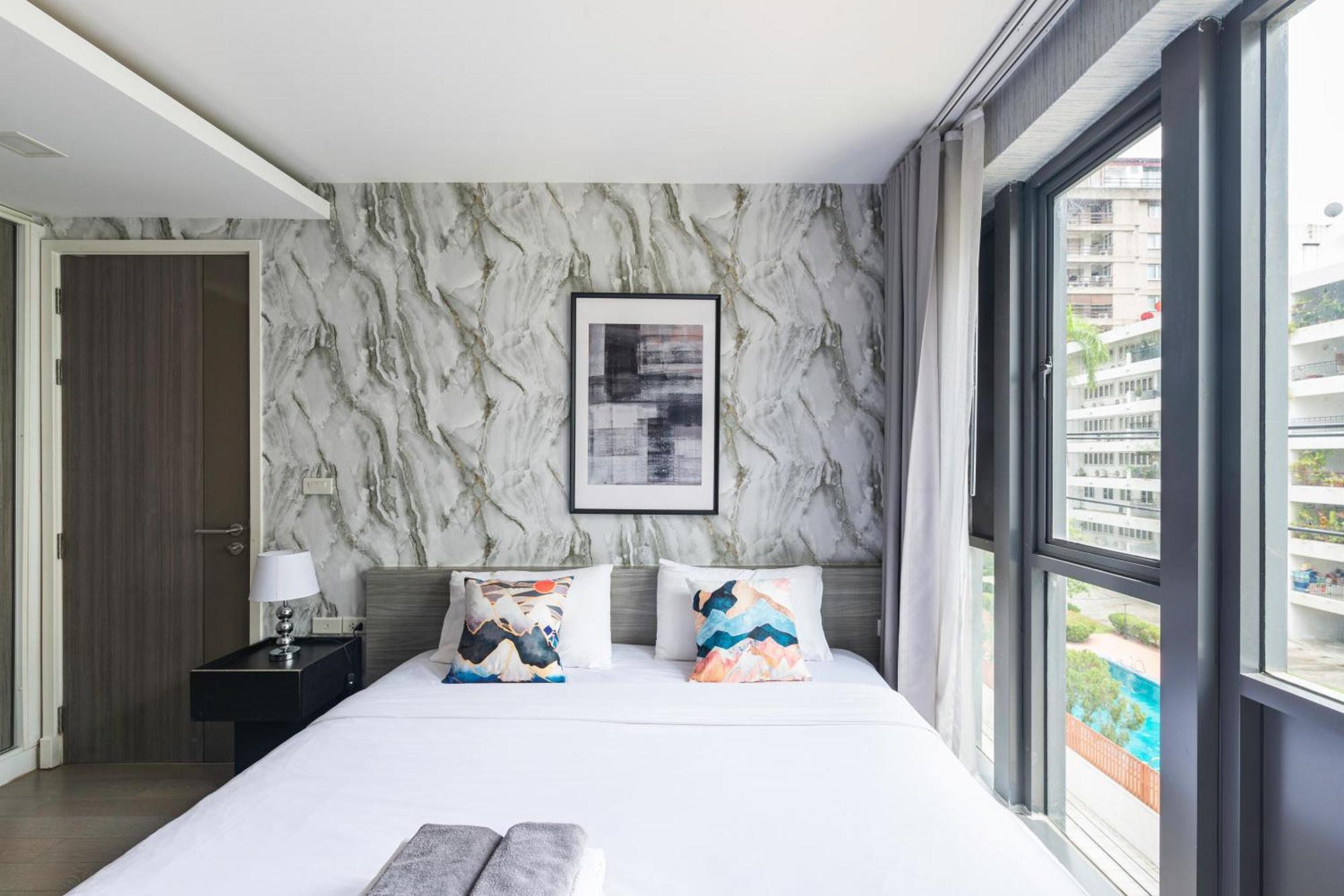 Dazzle Sukhumvit 7 By Lefoyer Apartment Bangkok Bagian luar foto