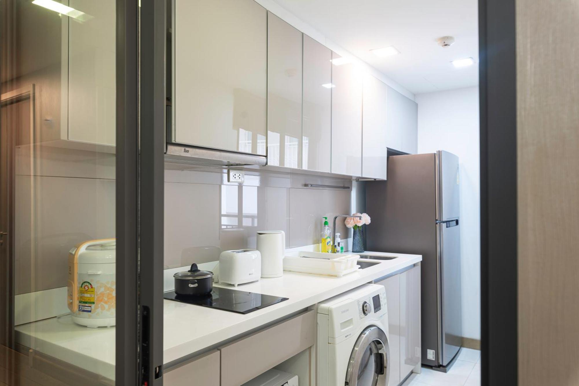 Dazzle Sukhumvit 7 By Lefoyer Apartment Bangkok Bagian luar foto