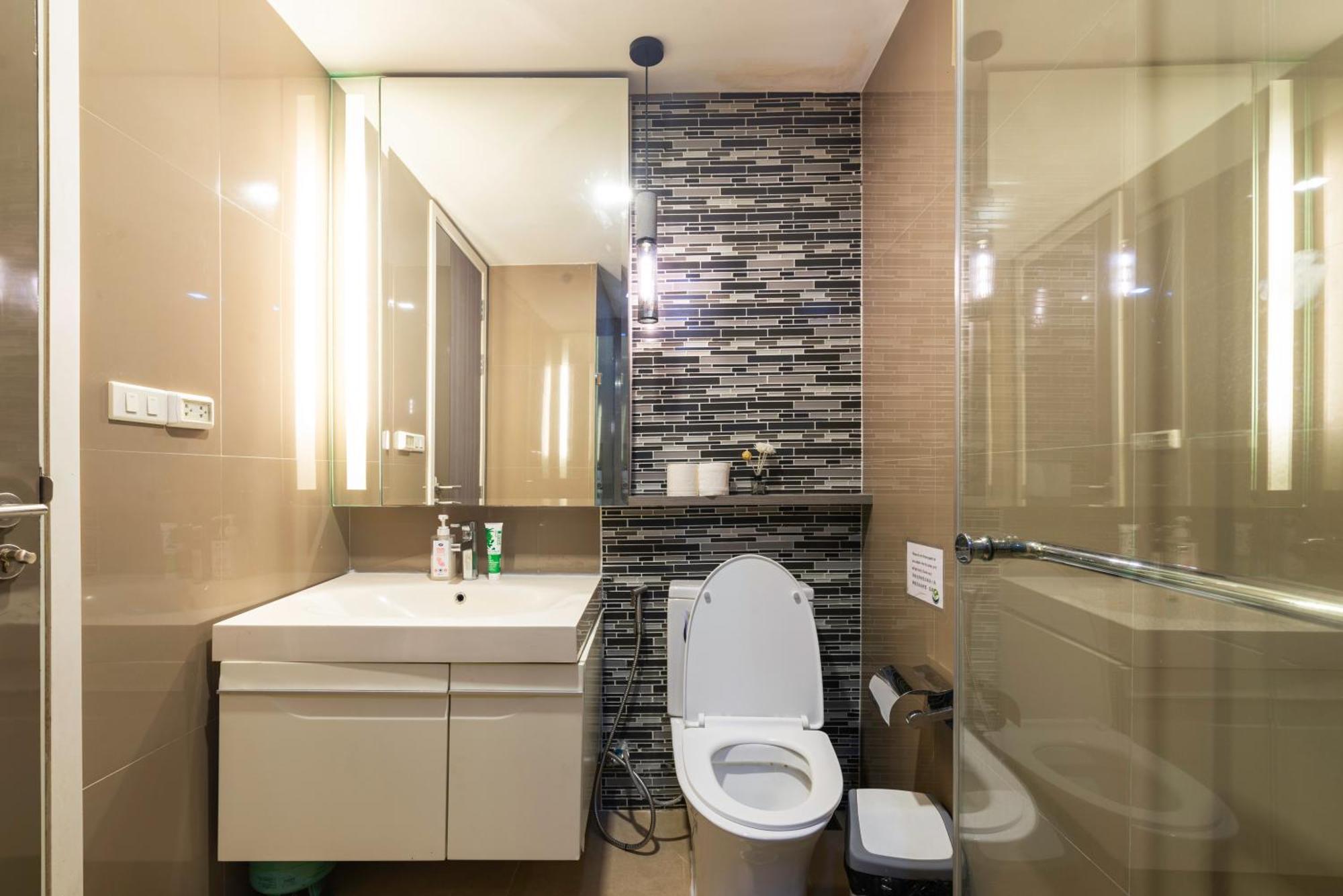 Dazzle Sukhumvit 7 By Lefoyer Apartment Bangkok Bagian luar foto