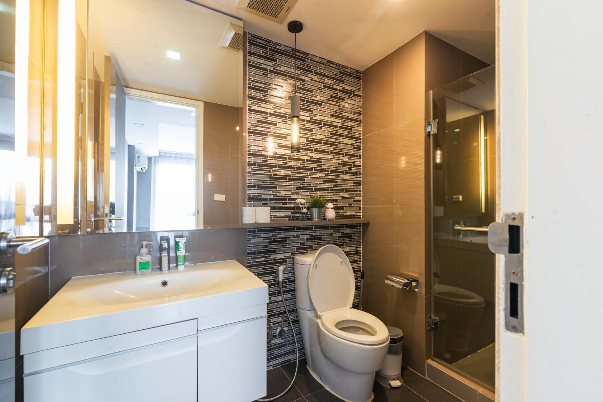Dazzle Sukhumvit 7 By Lefoyer Apartment Bangkok Bagian luar foto