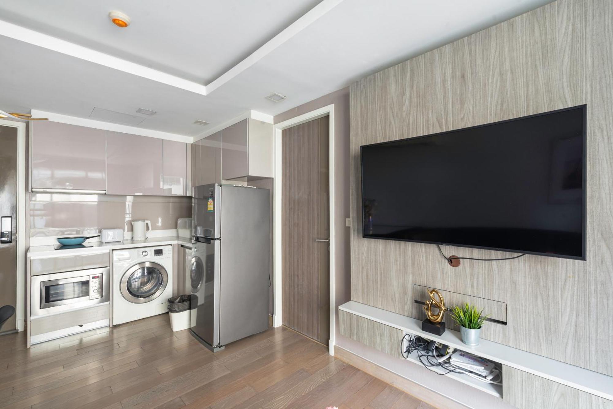 Dazzle Sukhumvit 7 By Lefoyer Apartment Bangkok Bagian luar foto