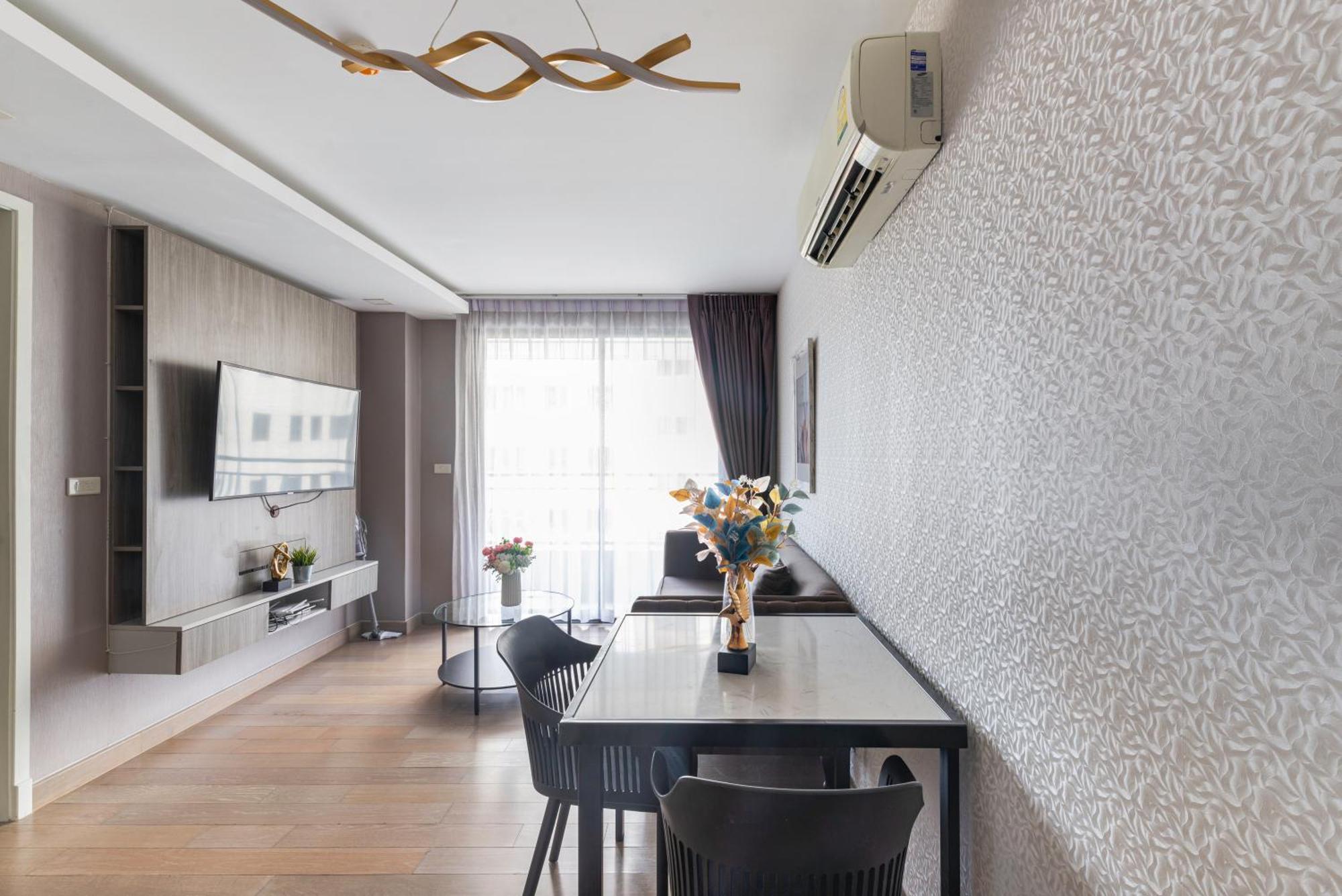 Dazzle Sukhumvit 7 By Lefoyer Apartment Bangkok Bagian luar foto