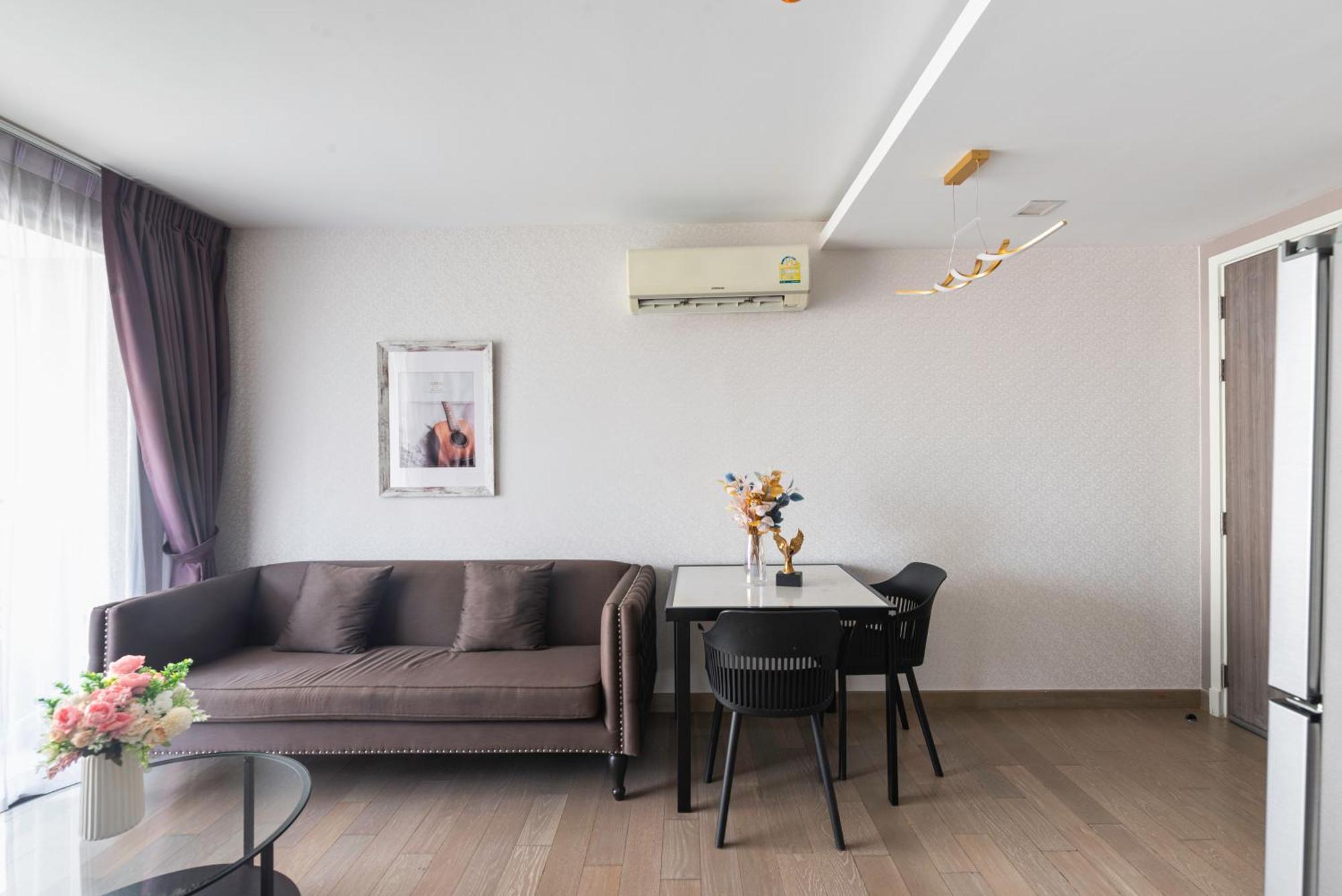 Dazzle Sukhumvit 7 By Lefoyer Apartment Bangkok Bagian luar foto
