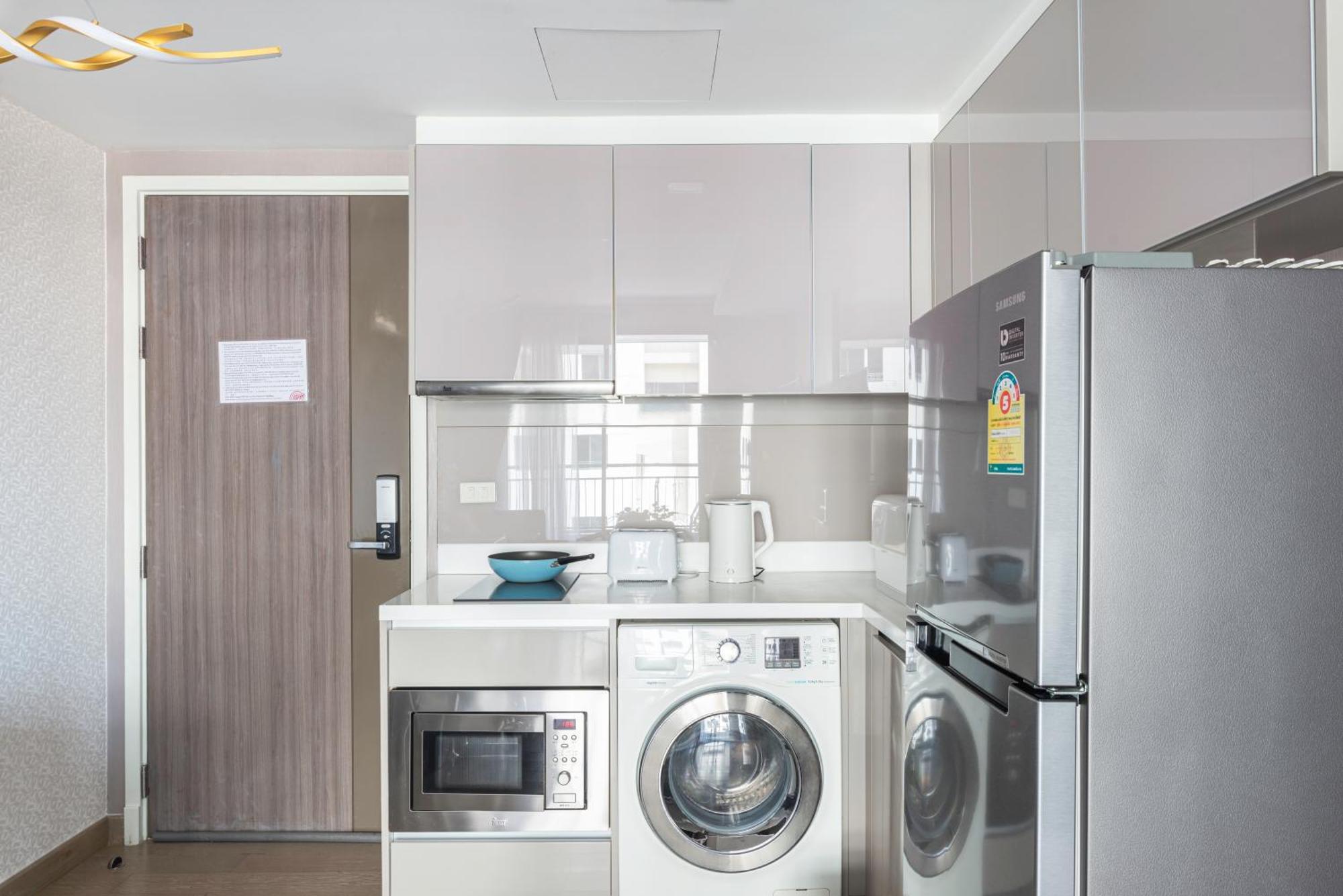 Dazzle Sukhumvit 7 By Lefoyer Apartment Bangkok Bagian luar foto